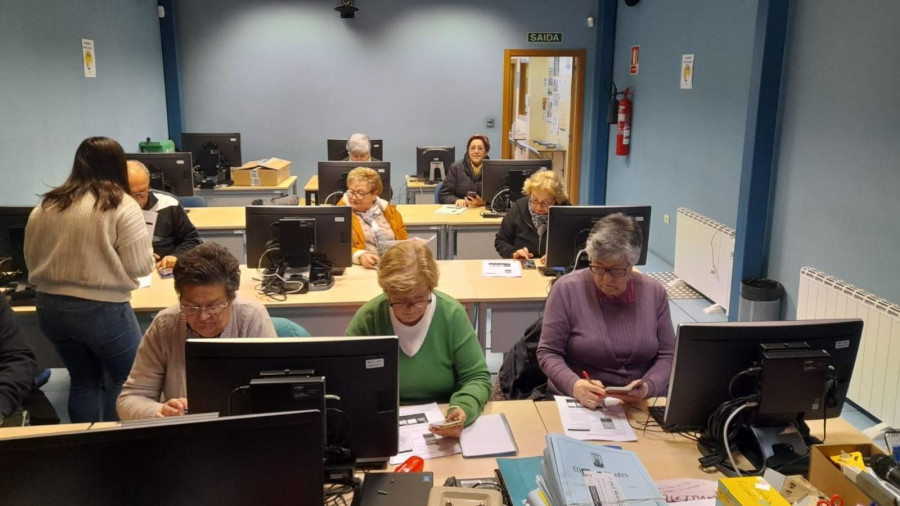 Envellecendo en Ares: cuatro tipos de talleres para los mayores de 55 años de la villa