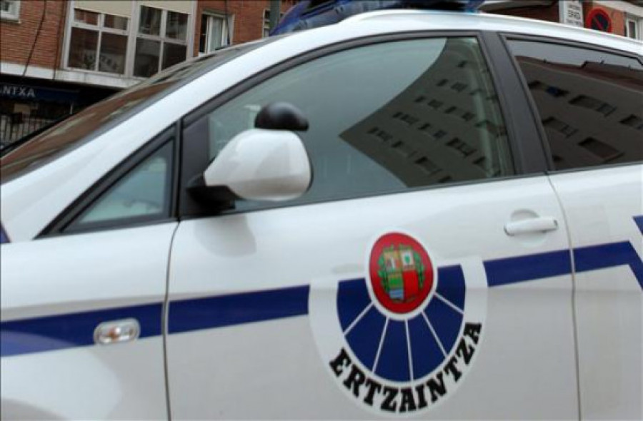 Detenido en Bergara tras dejar a su hijo de 3 años abandonado con una maleta delante de la comisaría de la Ertzaintza
