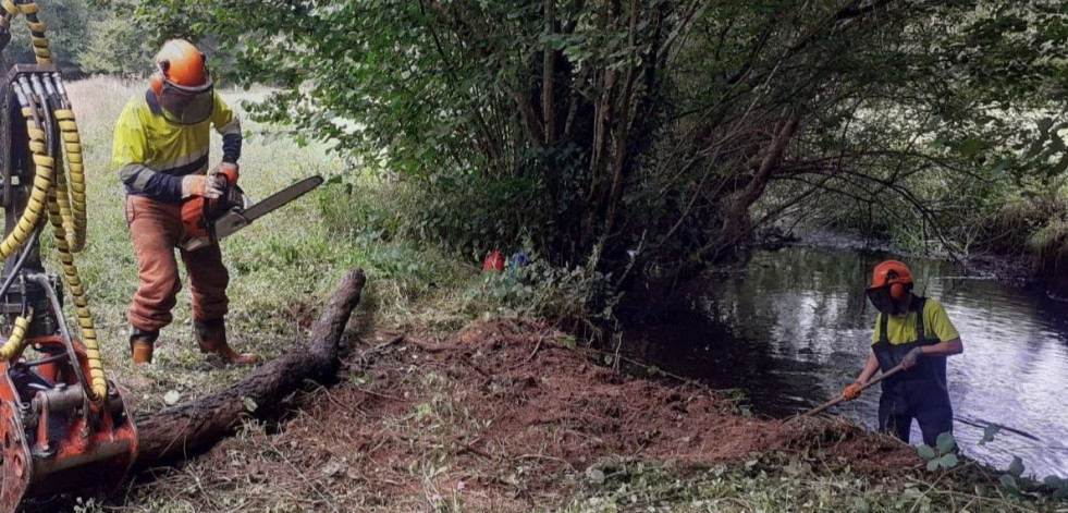 La Xunta realiza labores de conservación en el arroyo de Bañoca, en San Sadurniño