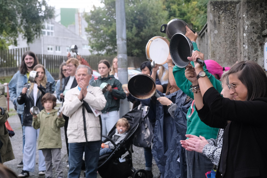 Cacerolada en el CEIP Ledicia por los desdobles de 2º y 4º de Primaria