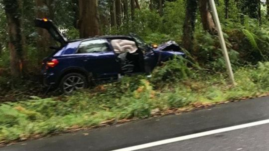 Una aparatosa salida de vía en Cedeira acaba con un conductor trasladado por el 061