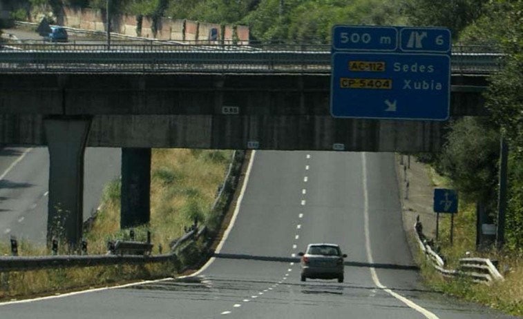 Trabajos de limpieza en  los márgenes de la AG-64 esta semana