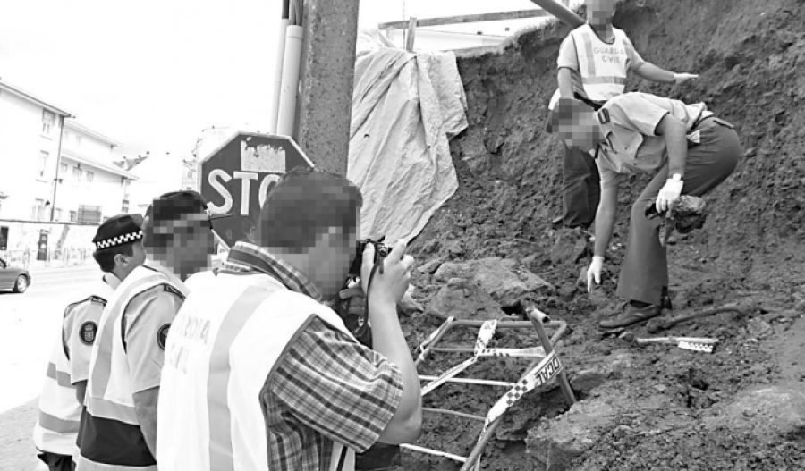 Hace 20 años | La caída del muro de Las Virtudes en Pontedeume deja al descubierto huesos humanos