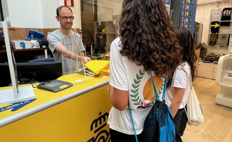 Correos cuida el Camino con el reparto de bolsas a peregrinos