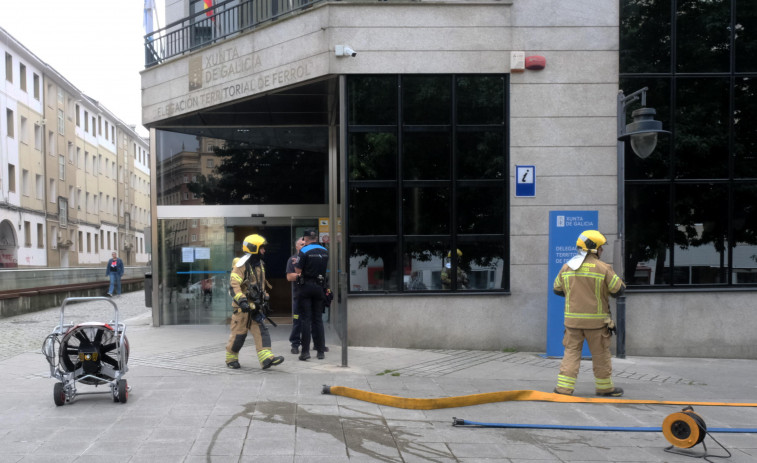 La Delegación de la Xunta pone a prueba su plan de autoprotección con un simulacro