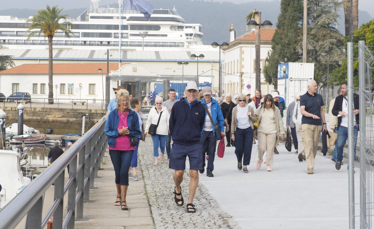 Ferrol da la bienvenida al crucero “Borealis”, el último buque del verano y el primero del otoño