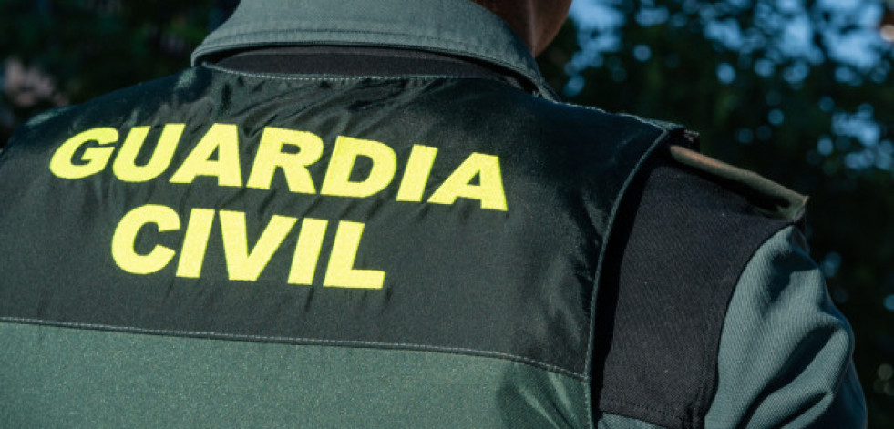 Dos agentes de la Guardia Civil impiden que una mujer se precipitase por un puente en San Cibrao das Viñas