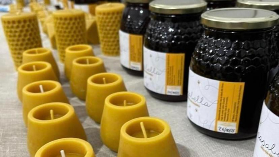 A primeira Feira do Mel encherá o mercado de Cariño de produtos de proximidade