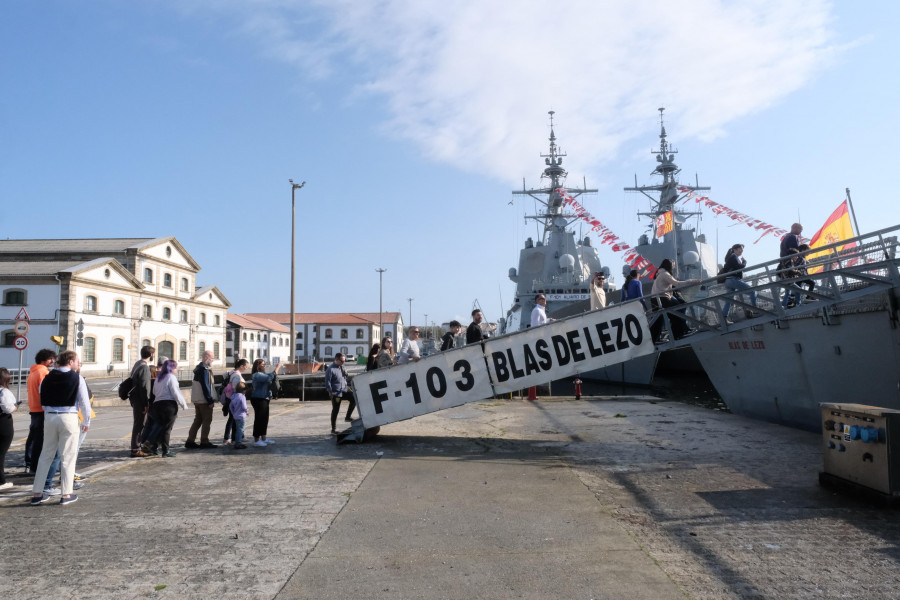 Goteo incesante de personas para conocer las instalaciones de la Armada y el Tercio Norte