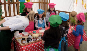 A Feira do Mel de Goente endulza un soleado día