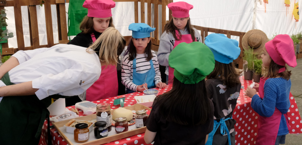 A Feira do Mel de Goente endulza un soleado día