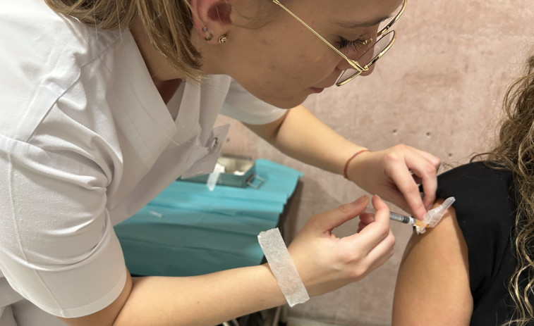 Avanza la campaña de vacunación contra gripe y covid con inoculaciones a personal sanitario