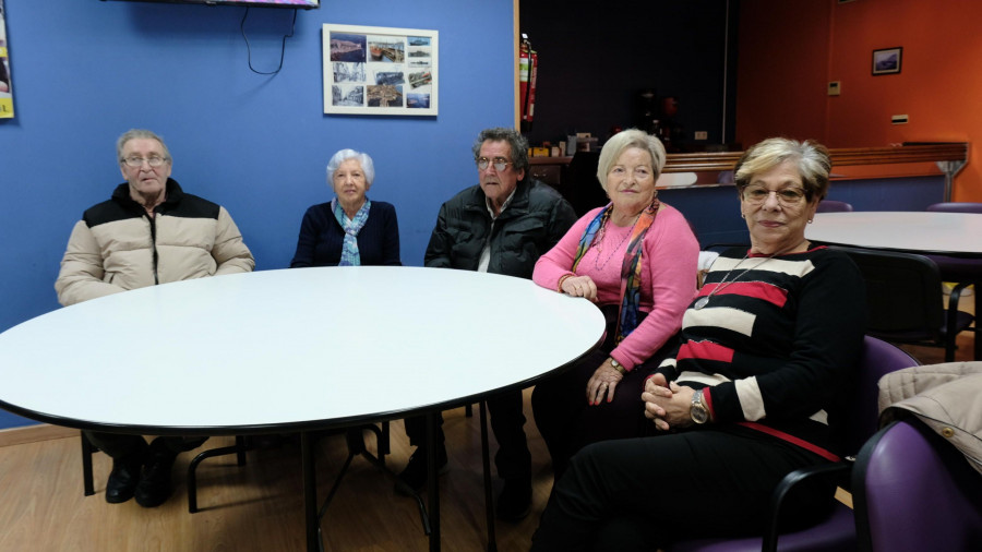 Comer saludable, jugar al tute y tener a alguien con quien hablar: las razones para ir al comedor sénior en Ferrol