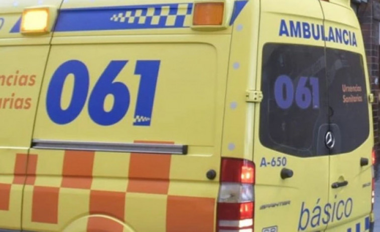 Evacúan a una vecina de Pontedeume al quedarse atrapada de piernas para abajo en un motocultor