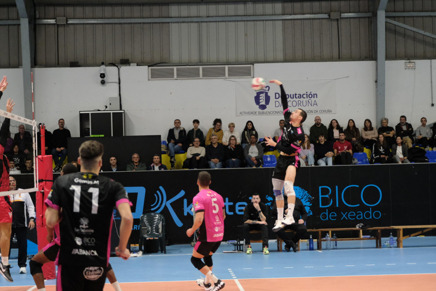 El Club Vigo Voleibol, autor de la segunda derrota liguera del Intasa San Sadurniño