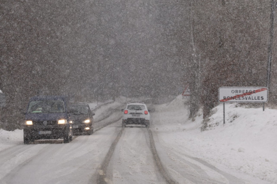 Siguen 50 carreteras afectadas por nieve y el tráfico se concentra a la entrada de Madrid