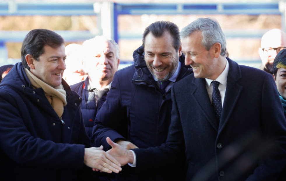 La apertura del último de los viaductos de la A-6 en El Castro reconecta Castilla  y León y Galicia