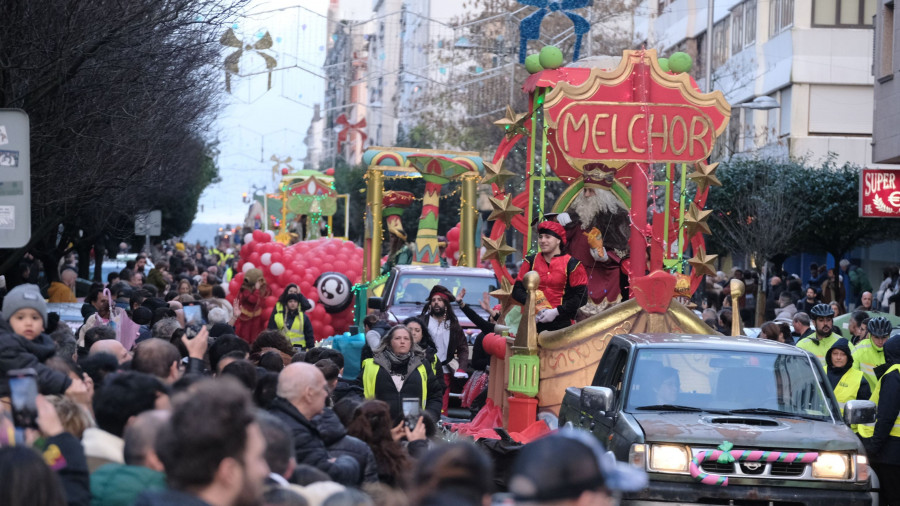 La magia de los Reyes impide que la lluvia estropee las cabalgatas más esperadas en Ferrol y Narón