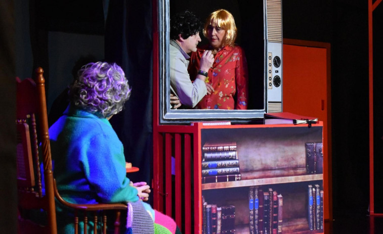 A Tenencia Teatro visita Barallobre para representar “Unha rosa é unha rosa”