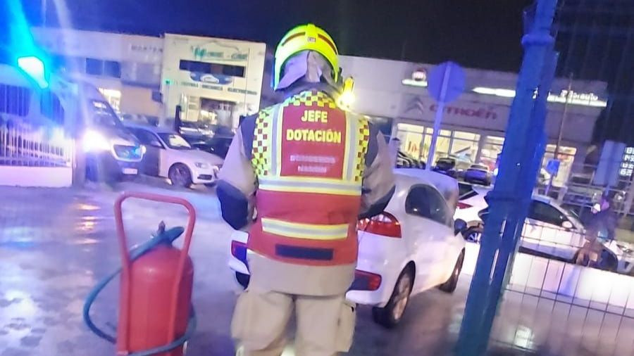 Arde un vehículo aparcado en una gasolinera de A Gándara
