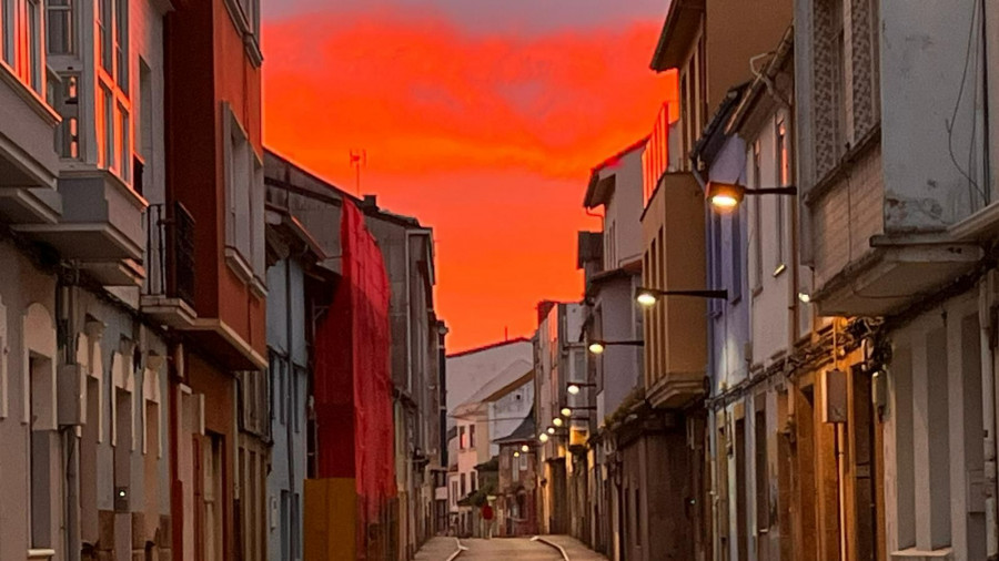 Para cielos bonitos de invierno, los de Ferrol: rojos y rosas tiñen las nubes y las redes sociales
