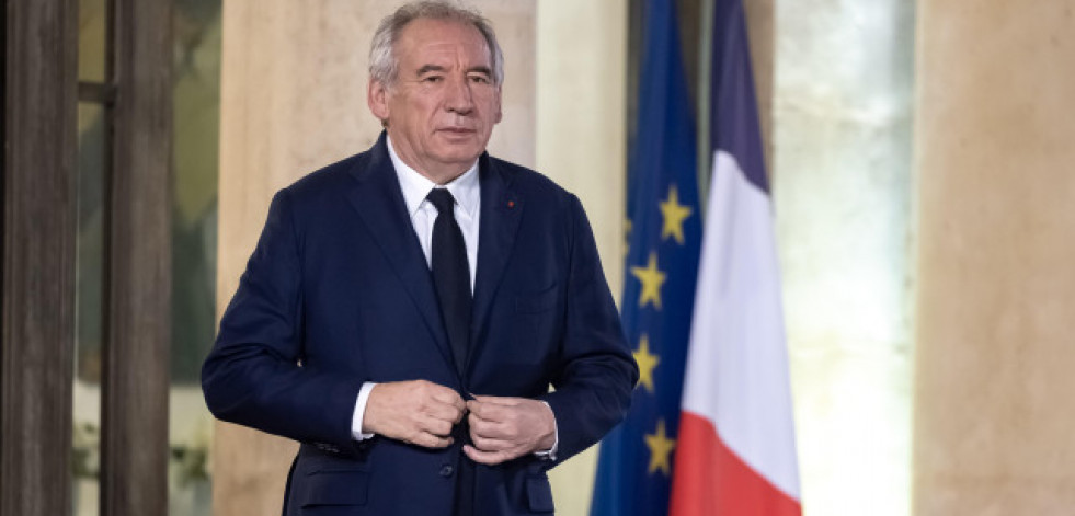 Bayrou aprueba sin voto el presupuesto de 2025 y se expone a una moción de censura