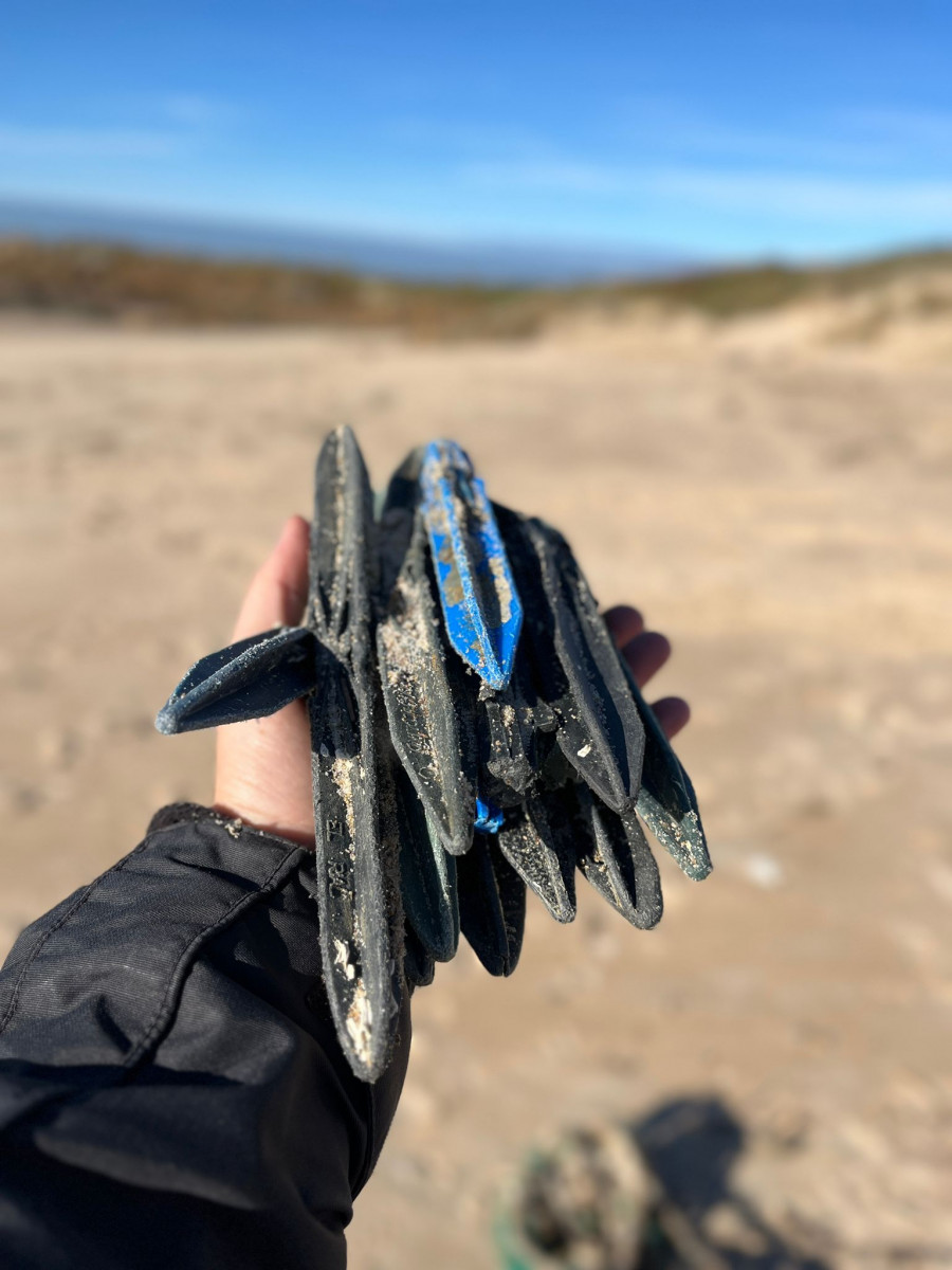 El “Tarugotón” recoge más de 200 palos de batea en una hora en la playa de Doniños