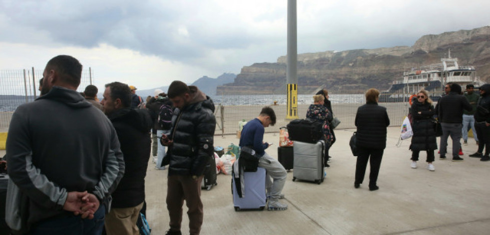 Unas 9.000 personas abandonan Santorini por temor a la oleada de terremotos