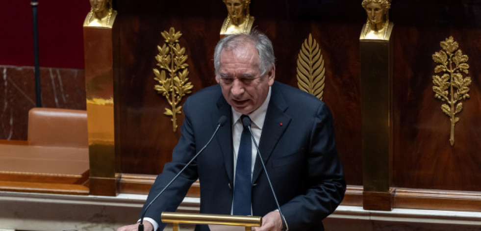 Bayrou gana confianza para mantenerse en el Gobierno francés