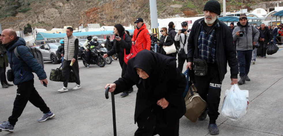 Miles de personas siguen huyendo de Santorini mientras los terremotos se suceden en la isla