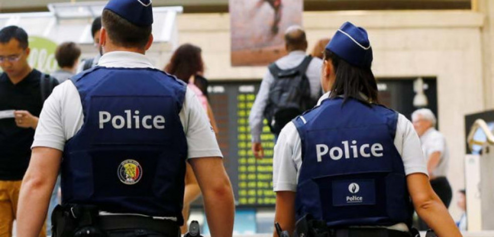 Dos individuos disparan al aire con fusiles en estación de metro de Bruselas