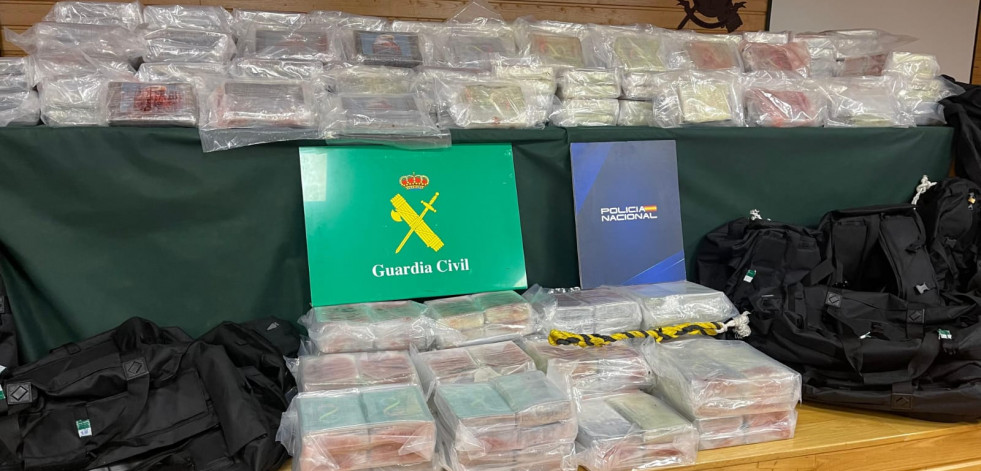 Dos gallegos detenidos tras intervenirse 486 kilos de cocaína en una embarcación tras un supuesto naufragio en Asturias