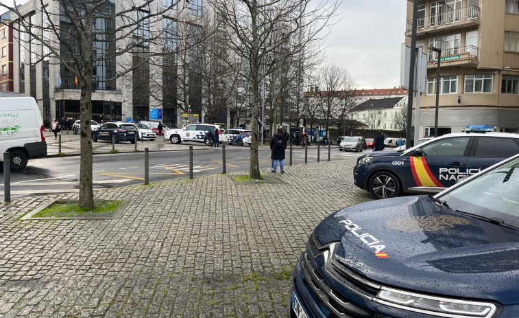Dos parejas la emprenden a golpes en la plaza de España de Ferrol