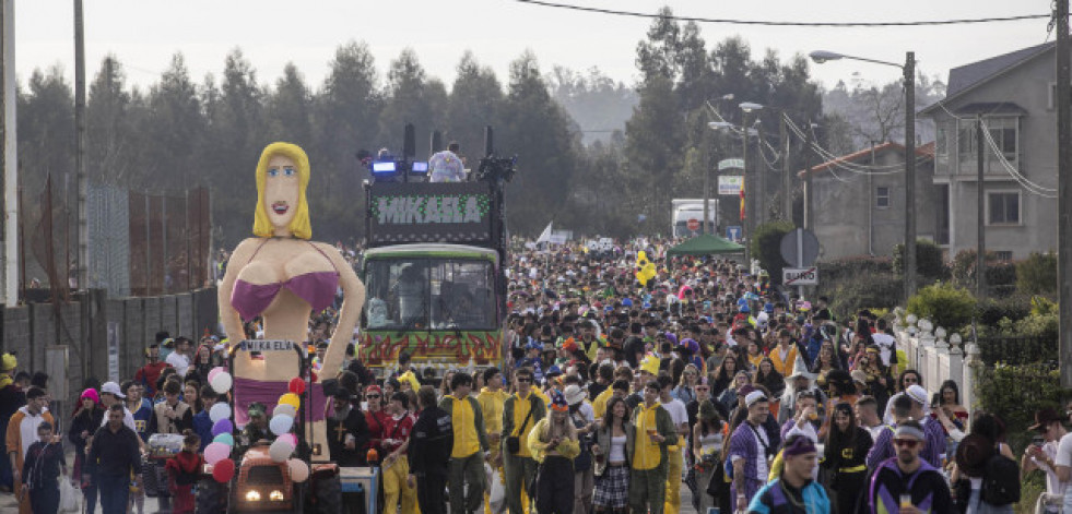 Entroido de Malpica: Mikaela con polémica y los Madamitos de Cerqueda, en Aceites Abril