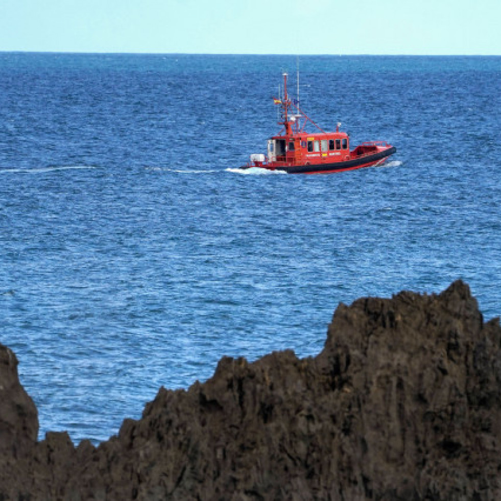 Rescatados dos pescadores tras registrarse un incendio en su barco en Muros