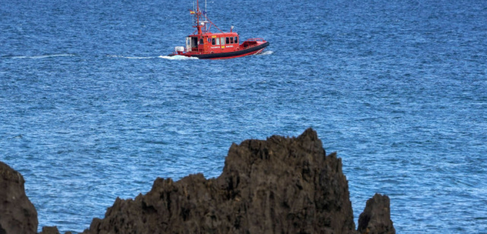 Rescatados dos pescadores tras registrarse un incendio en su barco en Muros