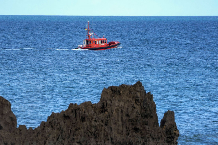 Rescatados dos pescadores tras registrarse un incendio en su barco en Muros