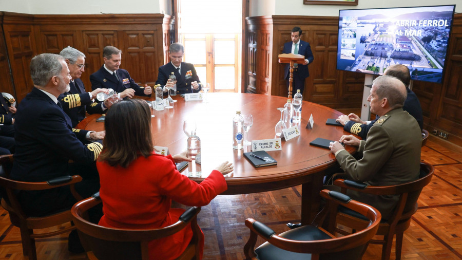 La muralla del Arsenal se rebajará hasta el medio metro: Rey Varela detalla a Felipe VI el proyecto para que Ferrol vea el mar
