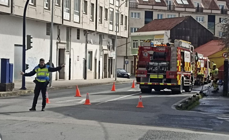 Corte de tráfico en Narón para limpiar una mancha de aceite en la calzada