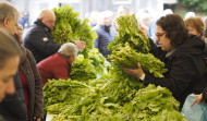 Mil raciones del ‘oro verde’ de Monfero: la Feira do Grelo firma un éxito de público y ventas en Xestoso