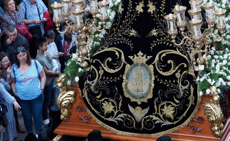 Restauración del manto de la Dolorosa antes de comenzar el proceso para que Ferrol tenga otra coronación