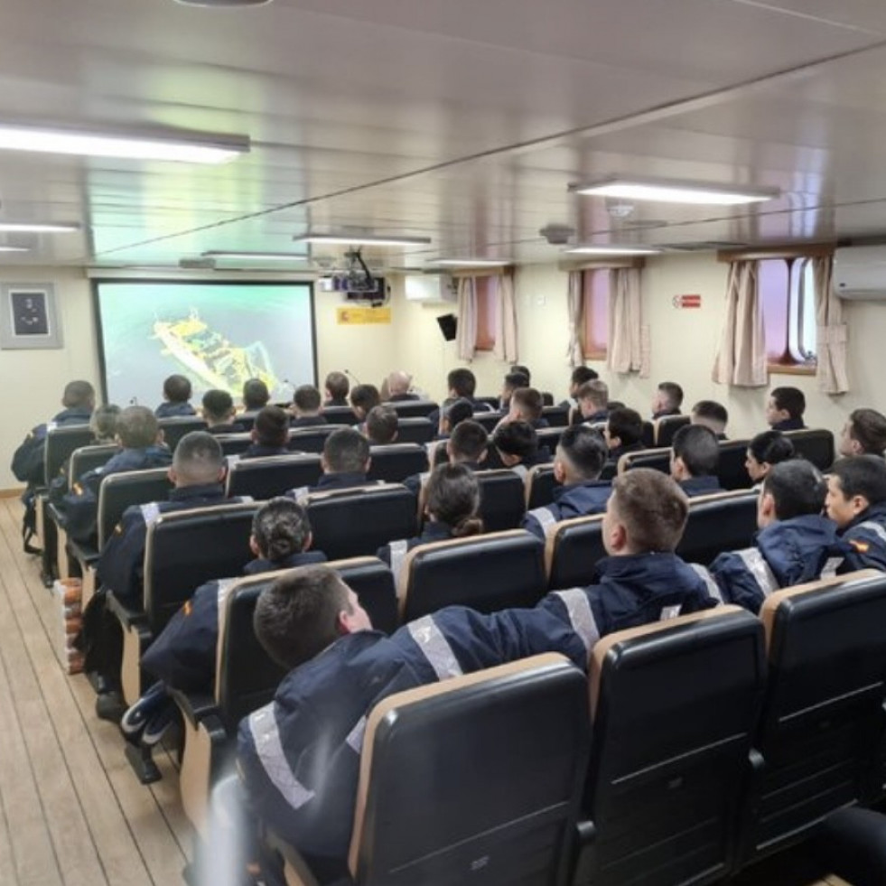 El buque escuela “Intermares” recala en  A Coruña con la “Santa María” y el “Castilla”