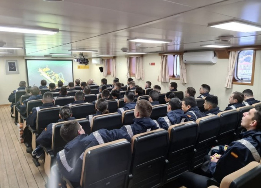 El buque escuela “Intermares” recala en  A Coruña con la “Santa María” y el “Castilla”