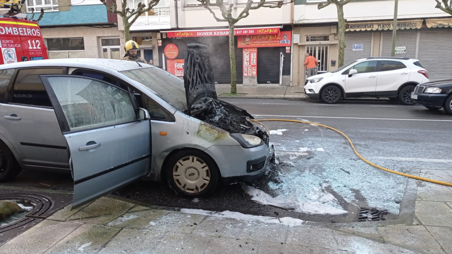 Se quema en plena vía un vehículo en Fene, en Marqués de Figueroa