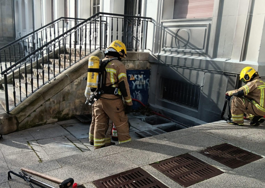 Vecinos de Ferrol denuncian que no reciben la lectura de la luz desde el incendio en Armas