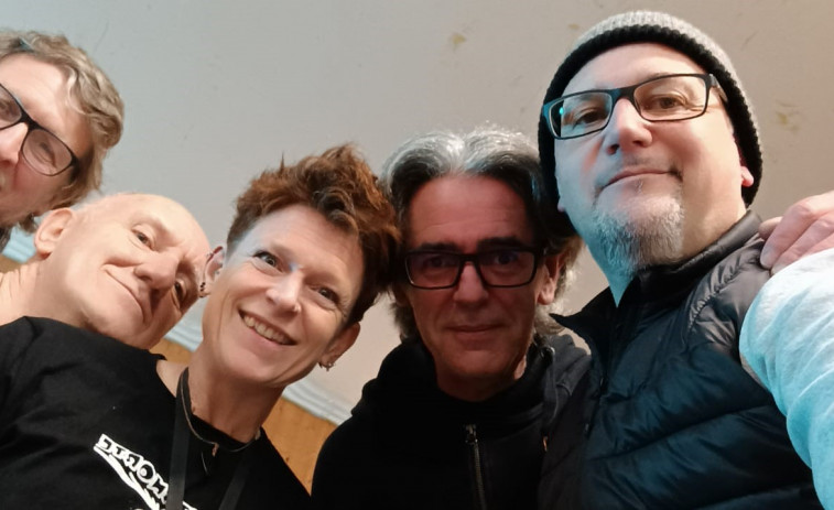 Punta Norte luce su carácter renovado en un concierto “en casa”, O Bar Queiro, en Mañón