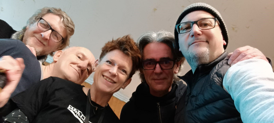 Punta Norte luce su carácter renovado en un concierto “en casa”, O Bar Queiro, en Mañón
