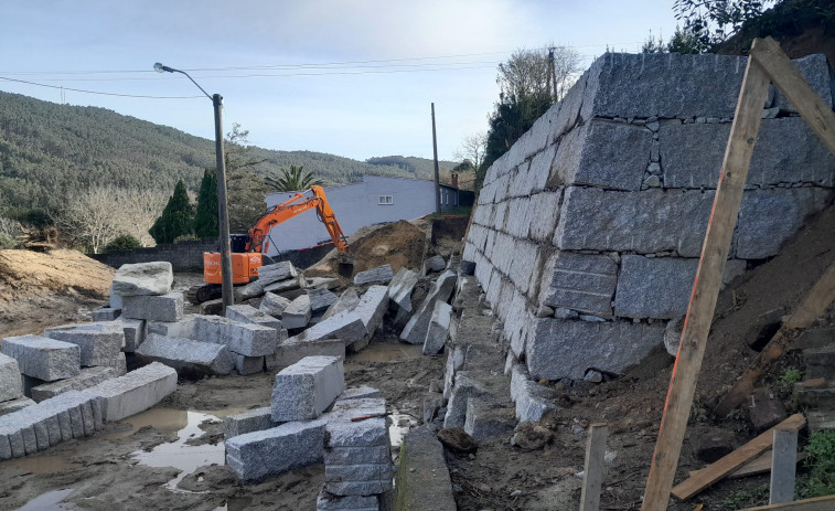 Comienzan las obras de reparación y mejora del talud de la Xunta Veciñal de Doniños
