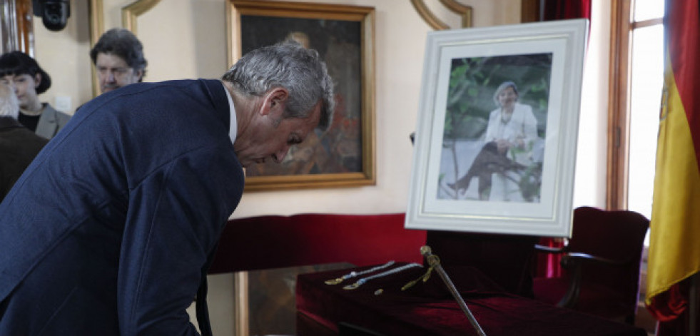 Políticos gallegos despiden a Paula Alvarellos en el libro de condolencias instalado en el Ayuntamiento de Lugo