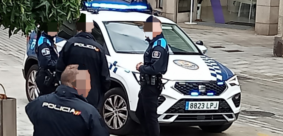 La Policía detiene a un joven acusado de amenazar en Ribeira al dueño de un local de copas con una katana